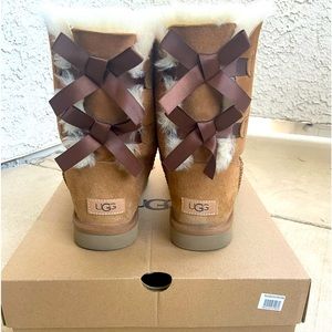 UGG® Bailey Suede Bow II with box